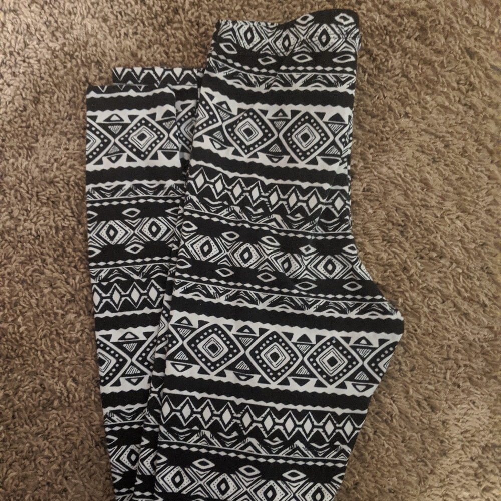 Lot of 4 leggings (One Pink brand) and 2 t-shirts